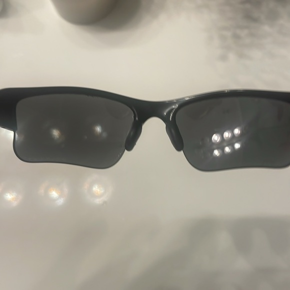 New never used Oakley sunglasses polarised. Frame black lenses grey tent. - Picture 5 of 7